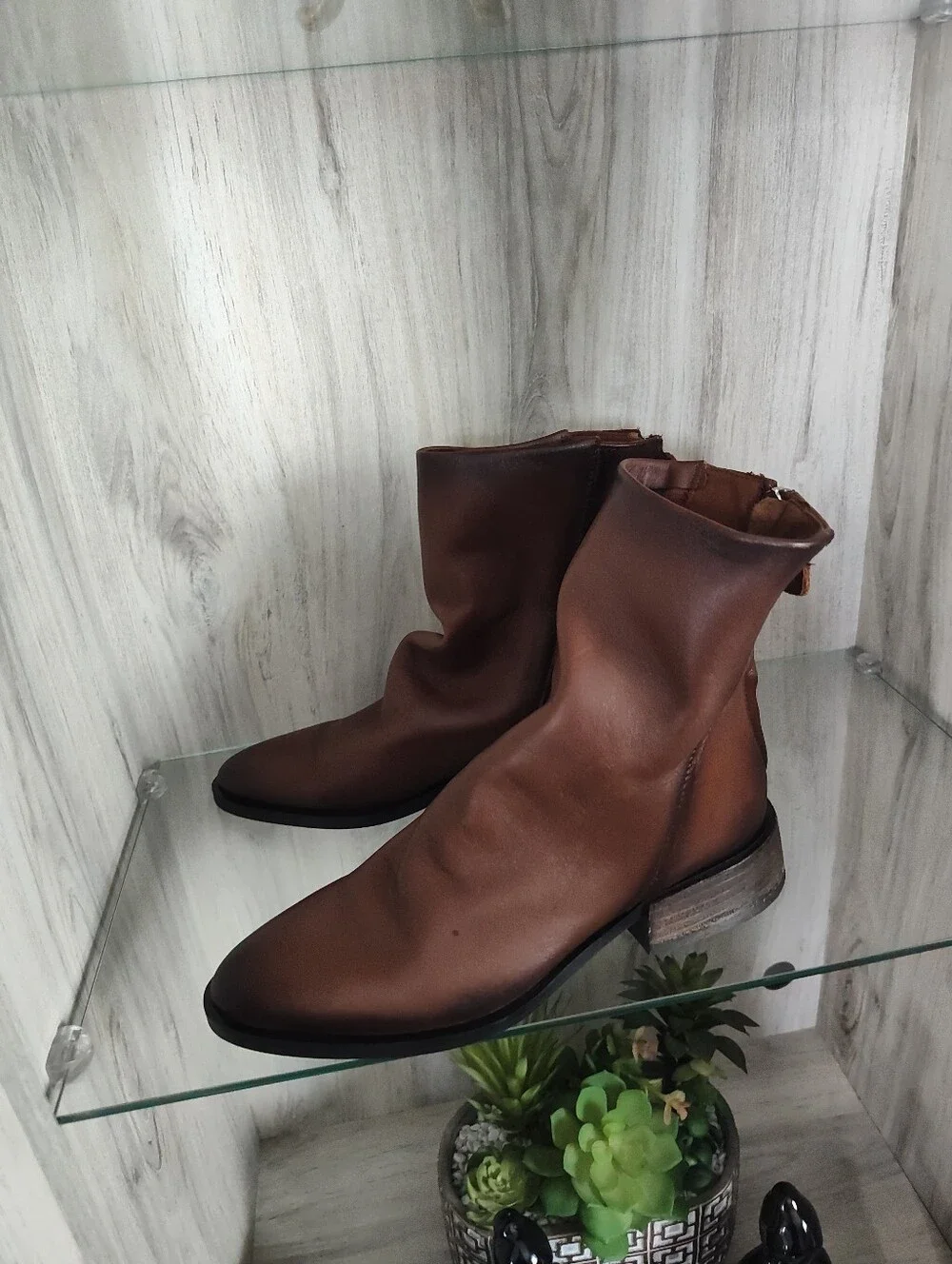 Steve Madden Brown Leather Ankle Boots SZ 7.5 Tiny Black Spot